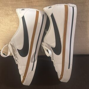 Like new court legacy women’s 8 1/2 white tan and black swoosh women’s